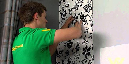 نصب کاغذ دیواری مانند رنگ، بوی نامطبوع ایجاد میکند؟